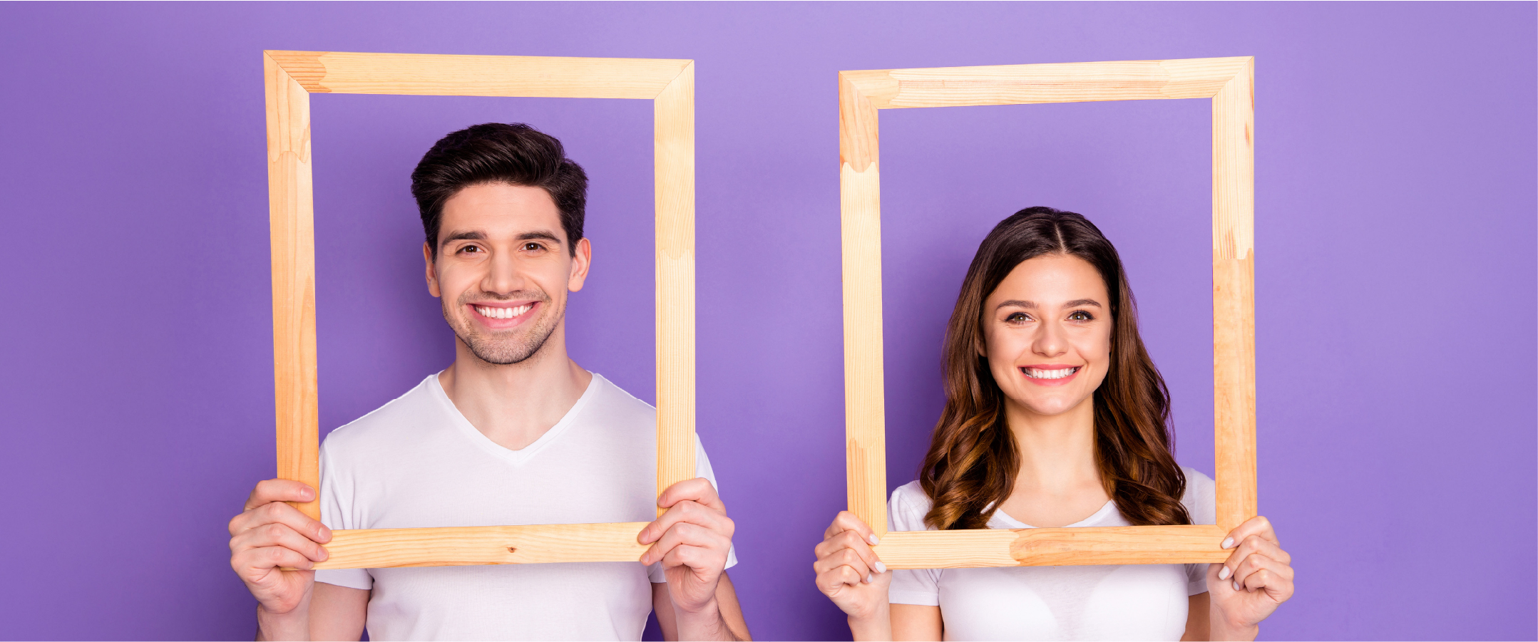 Zwei Kollegen mit Bilderrahmen – sie zeigen, wie du ins Nexova-Team passt